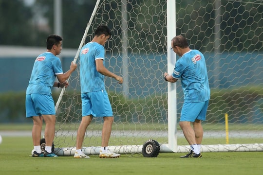 Thầy Park tất bật với tuyển Việt Nam; Tấn Trường không quan tâm quá khứ