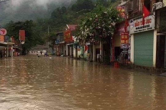 Mưa lớn gây ngập sâu, sạt lở taluy dương ở huyện vùng biên Kỳ Sơn 