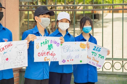 Những bức tranh ý nghĩa động viên tinh thần các thí sinh dự thi lớp 10