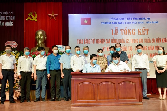 Trường CĐ KTCN Việt Nam-Hàn Quốc trao bằng tốt nghiệp và ký kết hợp tác đào tạo cung ứng nhân lực