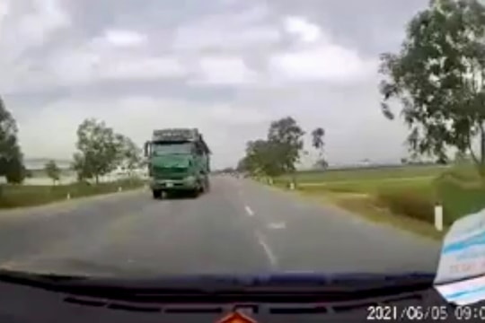  Tài xế xe con hoảng hồn khi đối đầu xe tải lấn làn đường