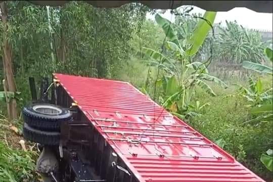 Nghệ An: Xe tải lao vào vườn nhà dân sau khi bay qua dải phân cách