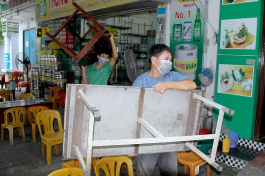 TP.Vinh: Nhiều hàng quán thu dọn bàn ghế, 'bán tháo' thực phẩm trước lúc tạm đóng cửa