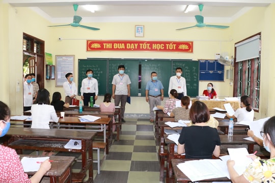 Giám đốc Sở GD&ĐT 'thị sát' việc chấm thi vào lớp 10 và yêu cầu 'hạn chế ít nhất bài thi phúc khảo'