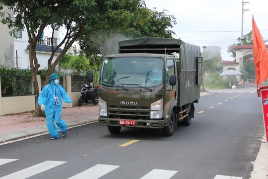 Xe đặc chủng Quân khu 4 lao vào tâm dịch Hà Tĩnh, cấp tập phun khử khuẩn 