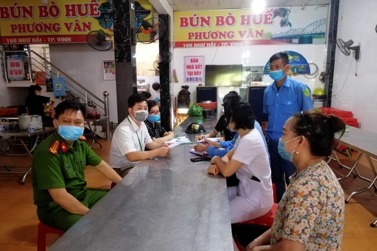 Quán bún ở thành phố Vinh ngang nhiên mở cửa đón khách ngay sau khi ký cam kết 'chỉ bán mang về'