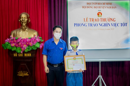 Trao tặng Giấy khen cho nam sinh lớp 4 nhặt được dây chuyền vàng trả người đánh mất