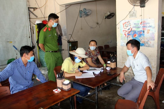 Lập biên bản xử phạt quán cơm ở TP Vinh vi phạm quy định phòng dịch Covid-19