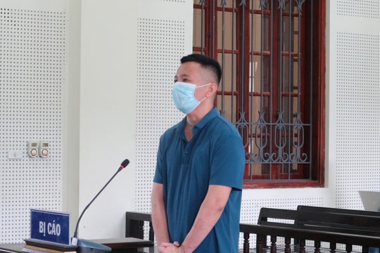 Bênh bạn gái bị tát, gã trai đâm chết khách hát karaoke 