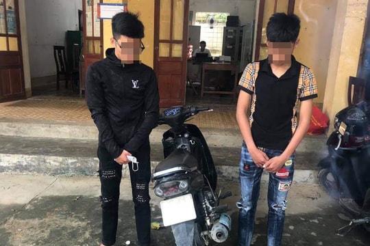 Xử lý 2 thanh niên 'nghiện' rú ga 'bốc đầu' xe máy trên Quốc lộ 7A