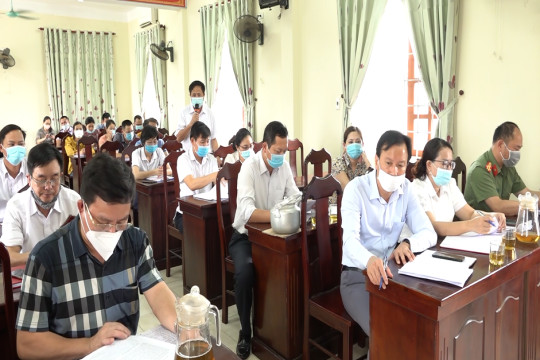 Bàn xử lý việc hàng trăm lao động từ vùng dịch vẫn đi lại làm việc tại Khu công nghiệp Bắc Vinh