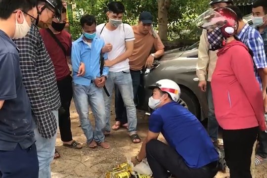 Video: Công an truy đuổi, chặn bắt đối tượng buôn ma túy, xách theo dao mẹo để chống trả kịch liệt
