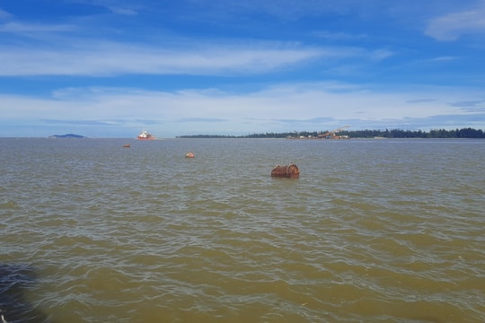 Nghệ An khẩn trương cứu nạn bè mảng của ngư dân tỉnh bạn bị chết máy trôi dạt trên biển