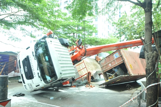 Thành  phố Vinh: Cẩu container làm sập vách nhà dân