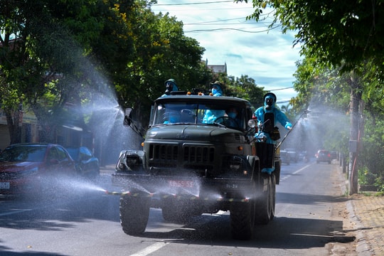 Lực lượng phòng hóa phun khử khuẩn 15 điểm sau khi xuất hiện F0 đầu tiên ở TP Vinh