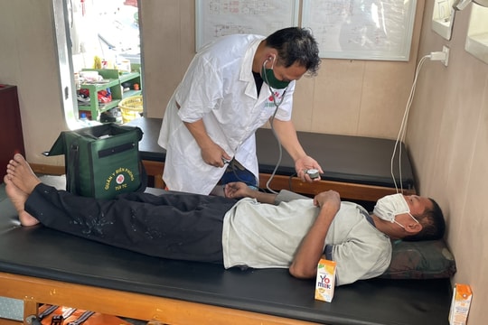 Cứu sống 1 ngư dân trôi dạt trên biển