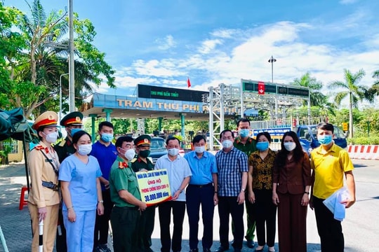 Lãnh đạo tỉnh, TP Vinh thăm, trao hỗ trợ lực lượng phòng, chống Covid và gia đình nạn nhân vụ cháy