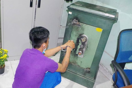 Sang nhà hàng xóm phá két sắt trộm 200 triệu đồng
