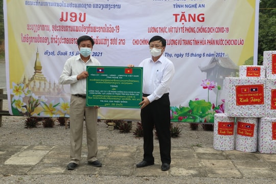 Tỉnh Nghệ An trao tặng thiết bị vật tư y tế cho tỉnh Hủa Phăn (Lào)