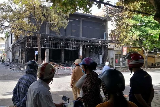 Lực lượng chức năng tiếp tục ổn định trật tự tại hiện trường vụ cháy ở TP Vinh