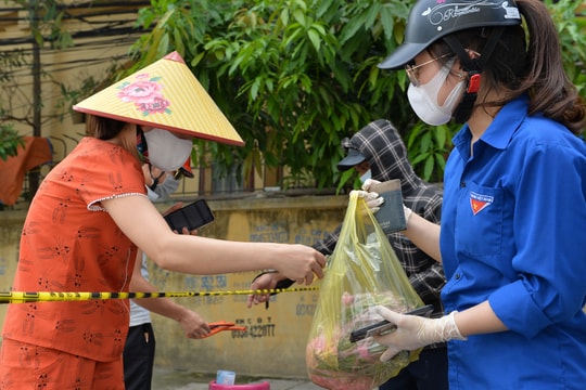Đội 'shipper áo xanh tình nguyện' tiếp viện chống dịch vùng phong tỏa ở TP Vinh 