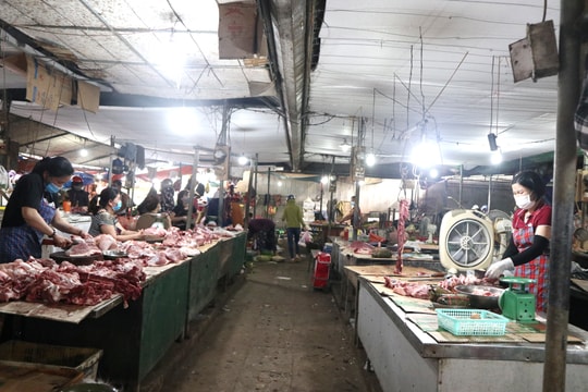 Chợ, siêu thị TP Vinh vắng hẳn sau một ngày cách ly 8 khu dân cư