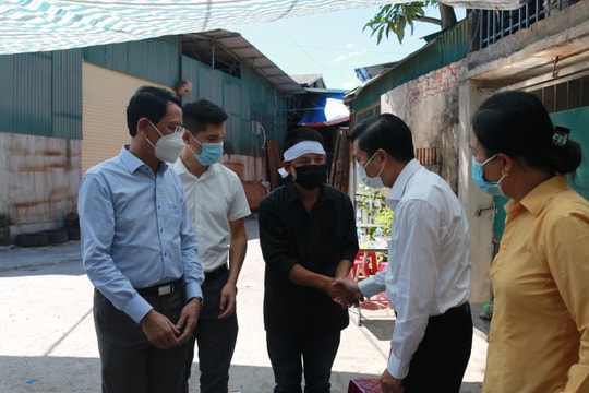 Lãnh đạo tỉnh thăm, động viên gia đình nạn nhân trong vụ cháy ở TP.Vinh