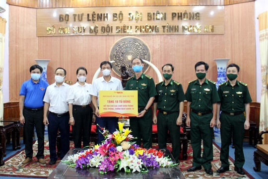 Báo Nghệ An tặng tủ đông cho các chốt biên phòng chống dịch Covid-19