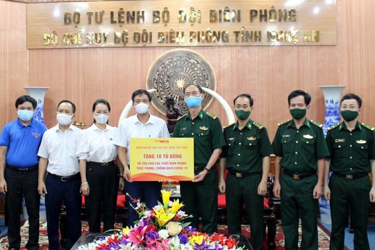 Video: Báo Nghệ An tặng tủ đông cho các chốt biên phòng chống dịch Covid-19