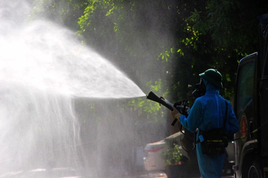 Nghệ An: Tức tốc phun khử khuẩn những nơi bệnh nhân Covid-19 tại phường Hưng Dũng từng đến