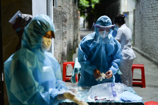 Trắng đêm lấy mẫu xét nghiệm Covid-19 tại phường Hưng Dũng thành phố Vinh