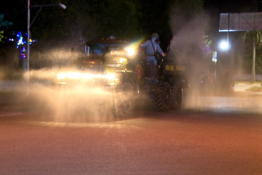 Lực lượng phòng hóa Quân khu 4 phun khử khuẩn nơi điều trị bệnh nhân Covid-19