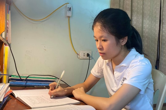 Nữ thủ khoa môn Toán trường Phan Bội Châu là học sinh trường huyện miền núi Nghĩa Đàn