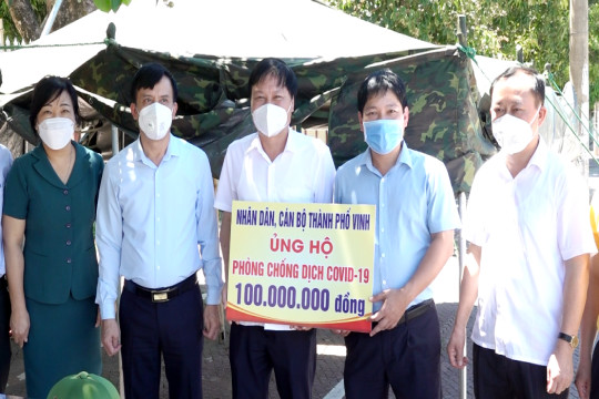 Thăm hỏi, tặng quà lực lượng phòng, chống dịch ở TP Vinh, CDC Nghệ An