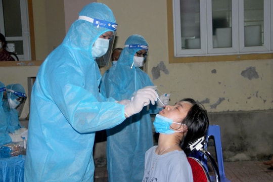 Lấy gần 4.000 mẫu xét nghiệm trong khu vực phong tỏa phường Hưng Phúc, TP Vinh