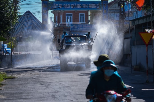 Khẩn trương phun hóa chất khử khuẩn 7 xã ở Diễn Châu
