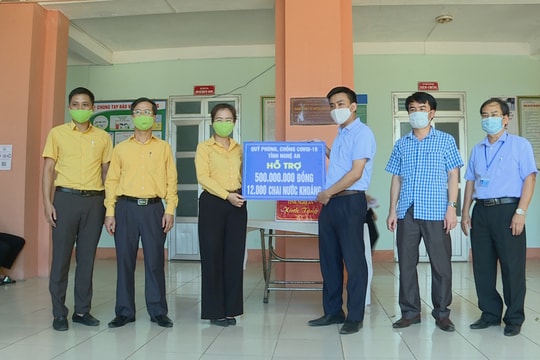 Chủ tịch UBMTTQ tỉnh thăm hỏi, tặng quà lực lượng phòng, chống dịch tại Diễn Châu