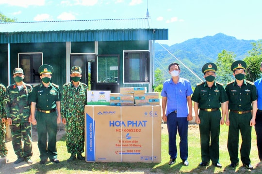 Báo Nghệ An trao tặng tủ đông cho các chốt biên phòng chống dịch Covid-19 ở Quế Phong