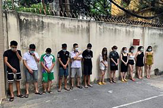 42 nam, nữ tụ tập bay lắc trong karaoke  giữa mùa dịch