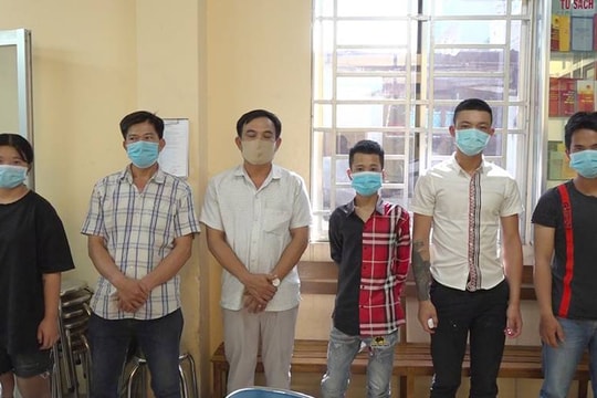 Băng cướp tuổi teen dùng mã tấu chém người cướp của