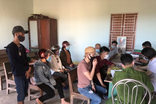 Nghệ An: Xử phạt 10 người không đeo khẩu trang khi đi chợ