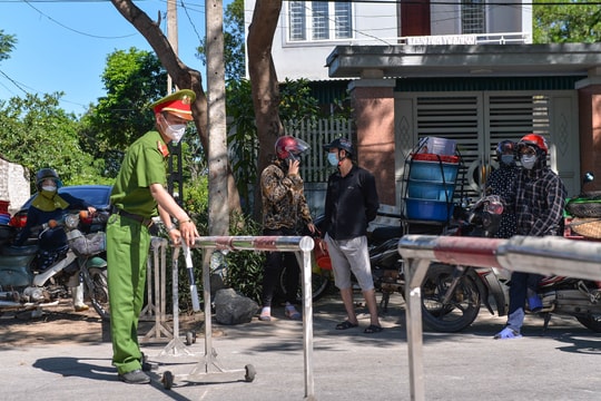 Chốt kiểm soát phòng dịch giữa đỉnh nắng gần 40 độ C nơi cửa ngõ thành Vinh
