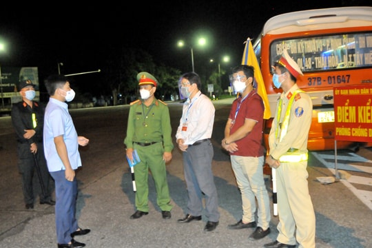 Bàn giao xe buýt làm chốt phòng chống dịch tại TP.Vinh