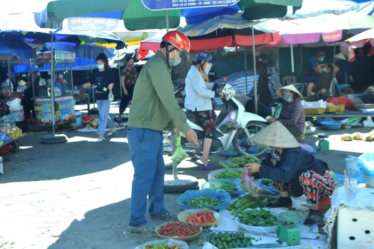 TP Vinh: Các chợ mở cửa bình thường, bán đủ nhu yếu phẩm cần thiết
