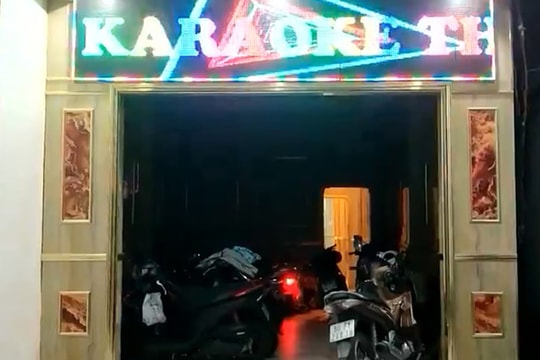 Tiếp viên múa thoát y trong quán karaoke chui bất chấp lệnh cấm