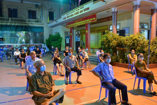 Người dân thành phố  Vinh xuyên đêm xếp hàng lấy mẫu xét nghiệm nhanh