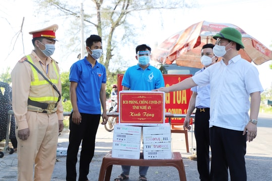 Chủ tịch UBND tỉnh thăm hỏi, động viên lực lượng làm nhiệm vụ tại các chốt kiểm soát, khu cách ly