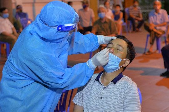 Phát hiện 8 mẫu dương tính với virus SARS-CoV-2 trong quá trình test nhanh tại TP. Vinh