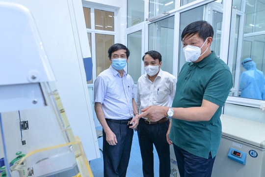 Thứ trưởng Bộ Y tế kiểm tra công tác phòng chống dịch Covid-19 tại BV ĐK TP. Vinh và CDC Nghệ An