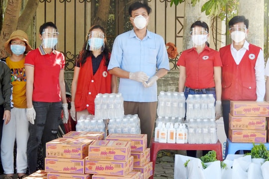 Các đoàn tặng quà động viên lực lượng làm nhiệm vụ tại các chốt kiểm soát dịch Covid-19 